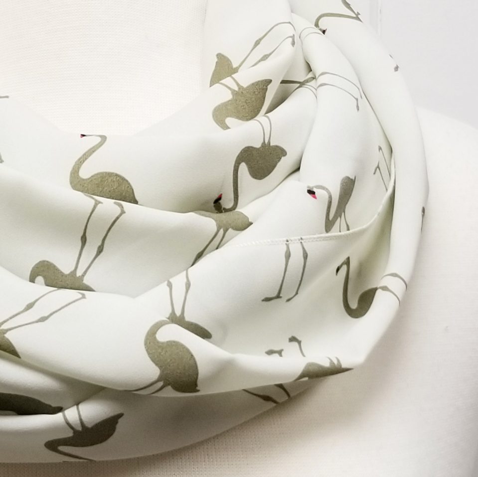 Foulard circulaire écru à motif flamant kaki. - Christine Mercier atelier-boutique
