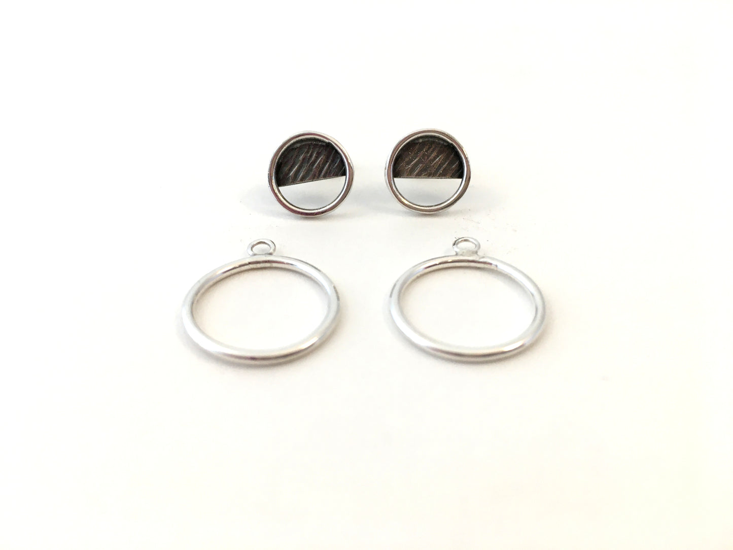 Boucles d'oreilles PE21-01 ''vestes'' rondes en argent.