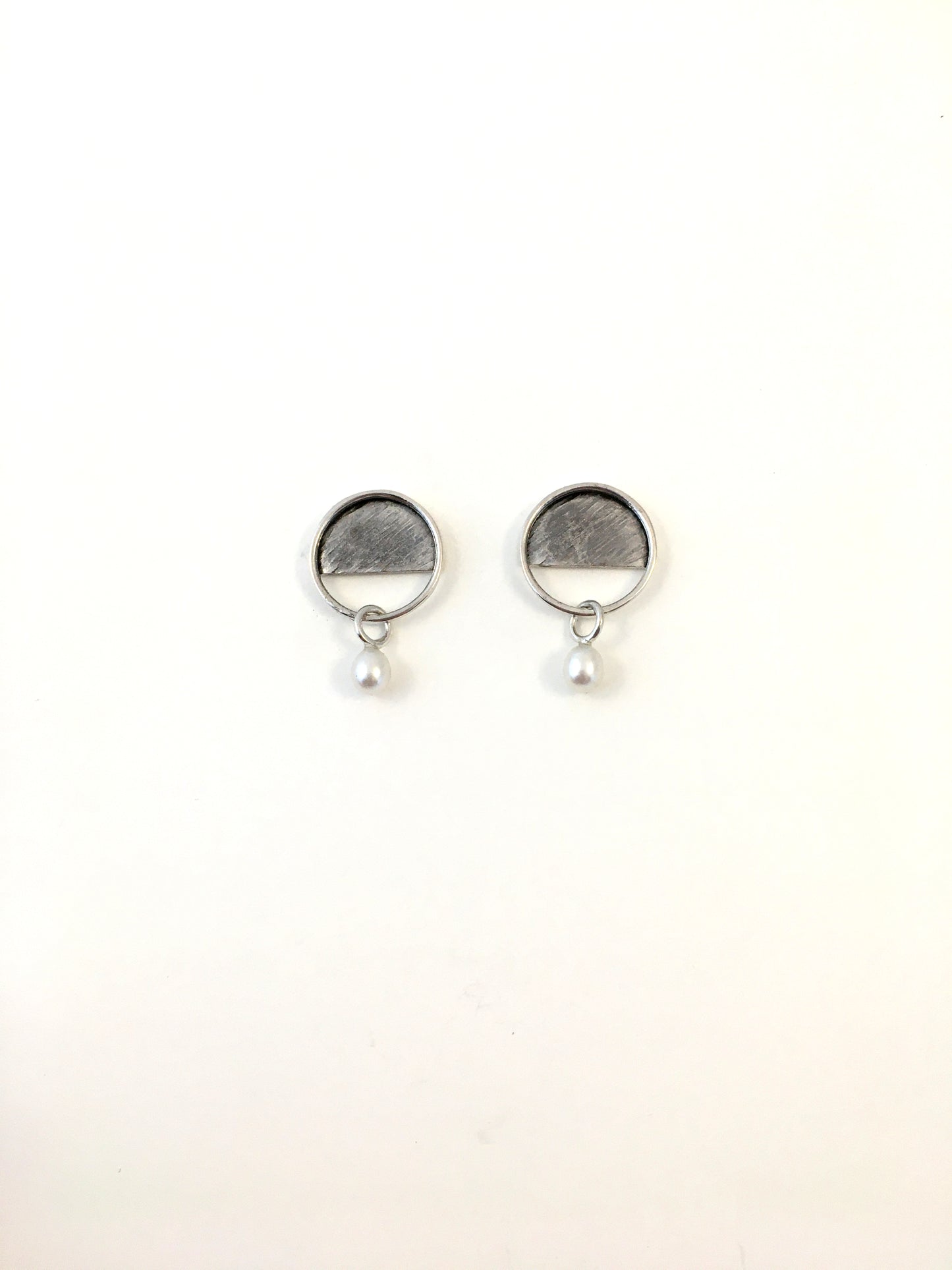 PE21-06 round silver and pearl earrings