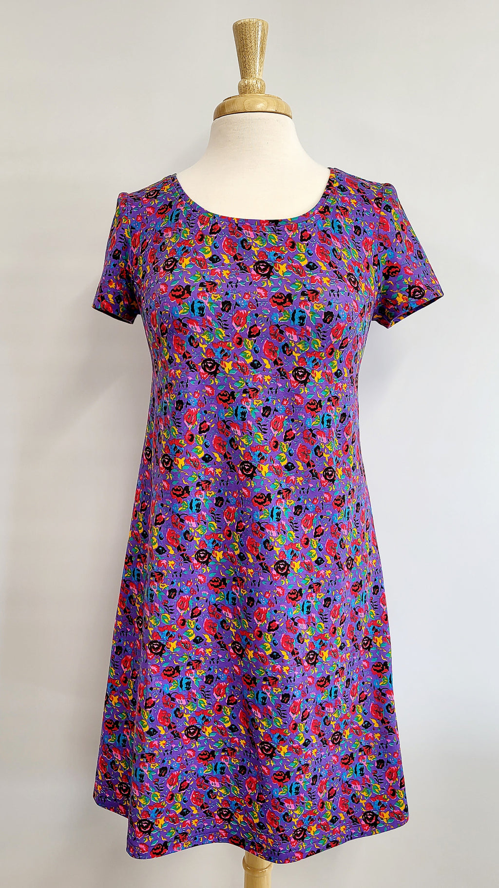 Robe Christine en jersey de coton, petites fleurs colorées sur fond mauve.