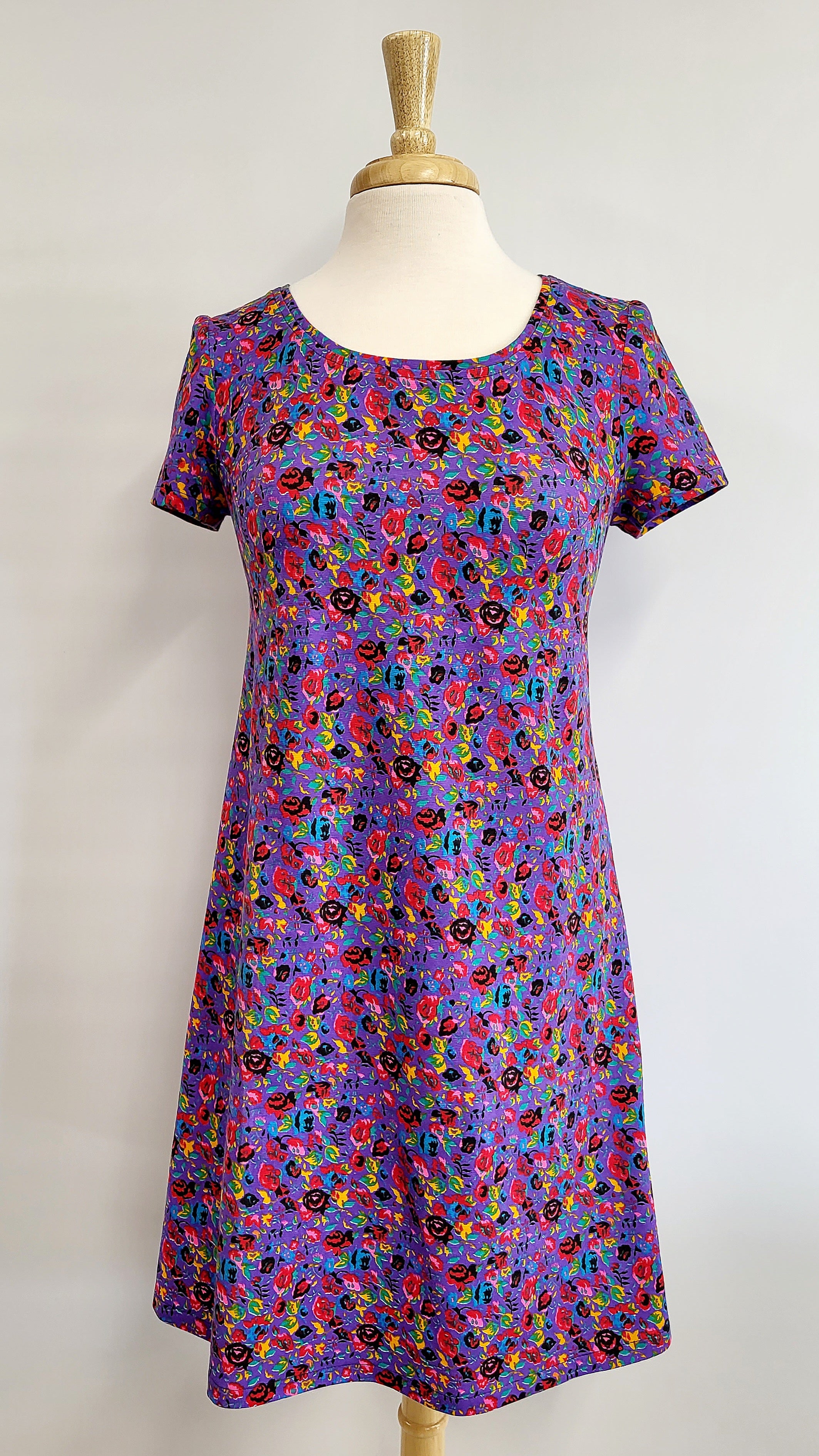 Robe Christine en jersey de coton, petites fleurs colorées sur fond mauve.