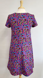 Robe Christine en jersey de coton, petites fleurs colorées sur fond mauve.