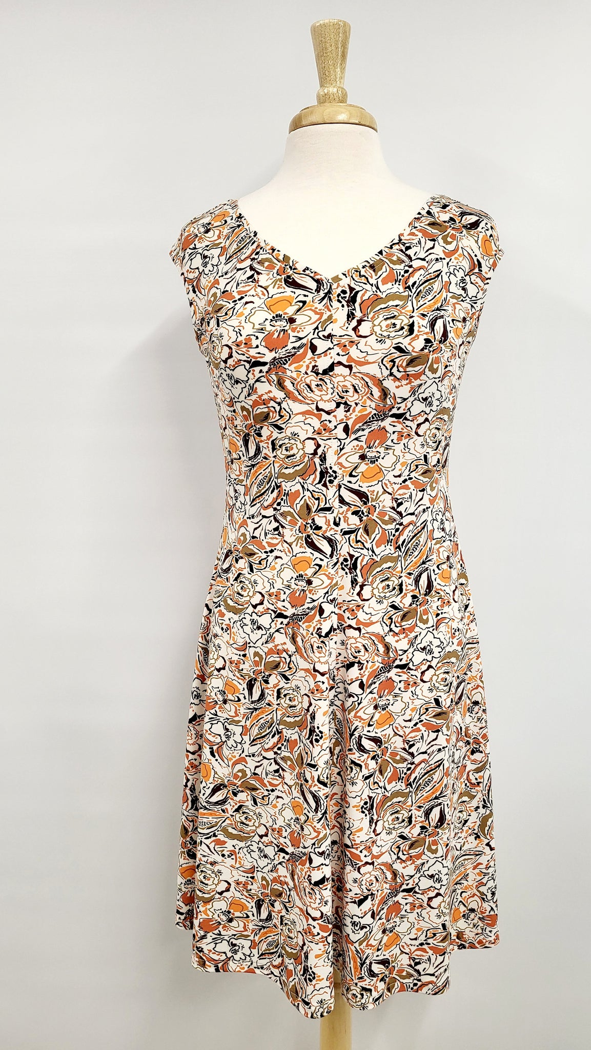 Robe ''Alice'' imprimée couleurs chaudes sur fond blanc.