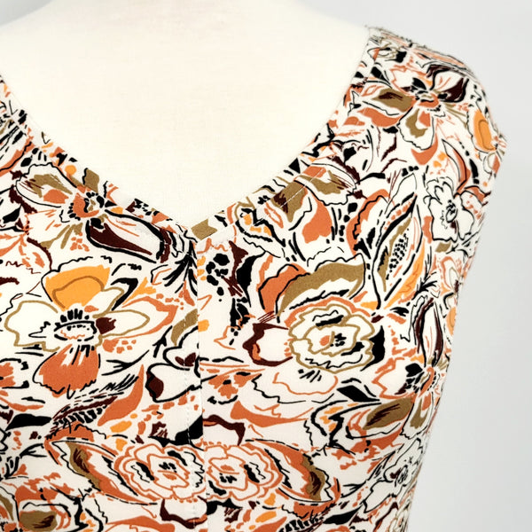 Robe ''Alice'' imprimée couleurs chaudes sur fond blanc.