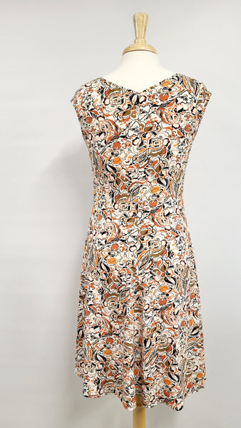 Robe ''Alice'' imprimée couleurs chaudes sur fond blanc.