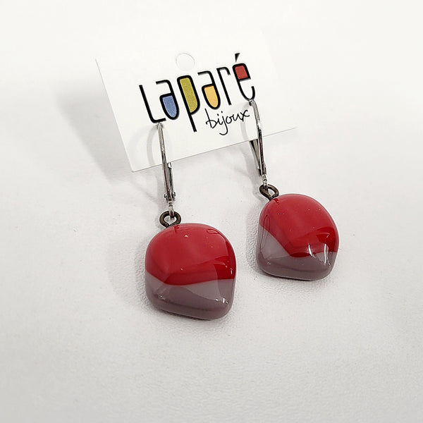 LAP - Boucles d'oreilles en verre fusionné lilas cendré et rouge.