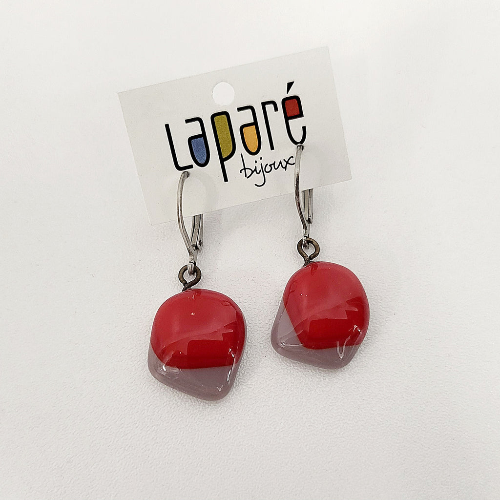 LAP - Boucles d'oreilles en verre fusionné lilas cendré et rouge.