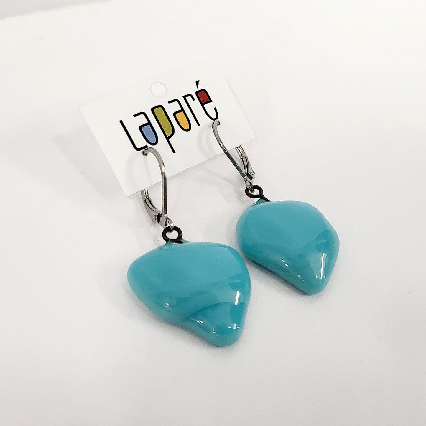 LAP - Boucles d'oreilles en verre fusionné turquoise de forme irrégulière.