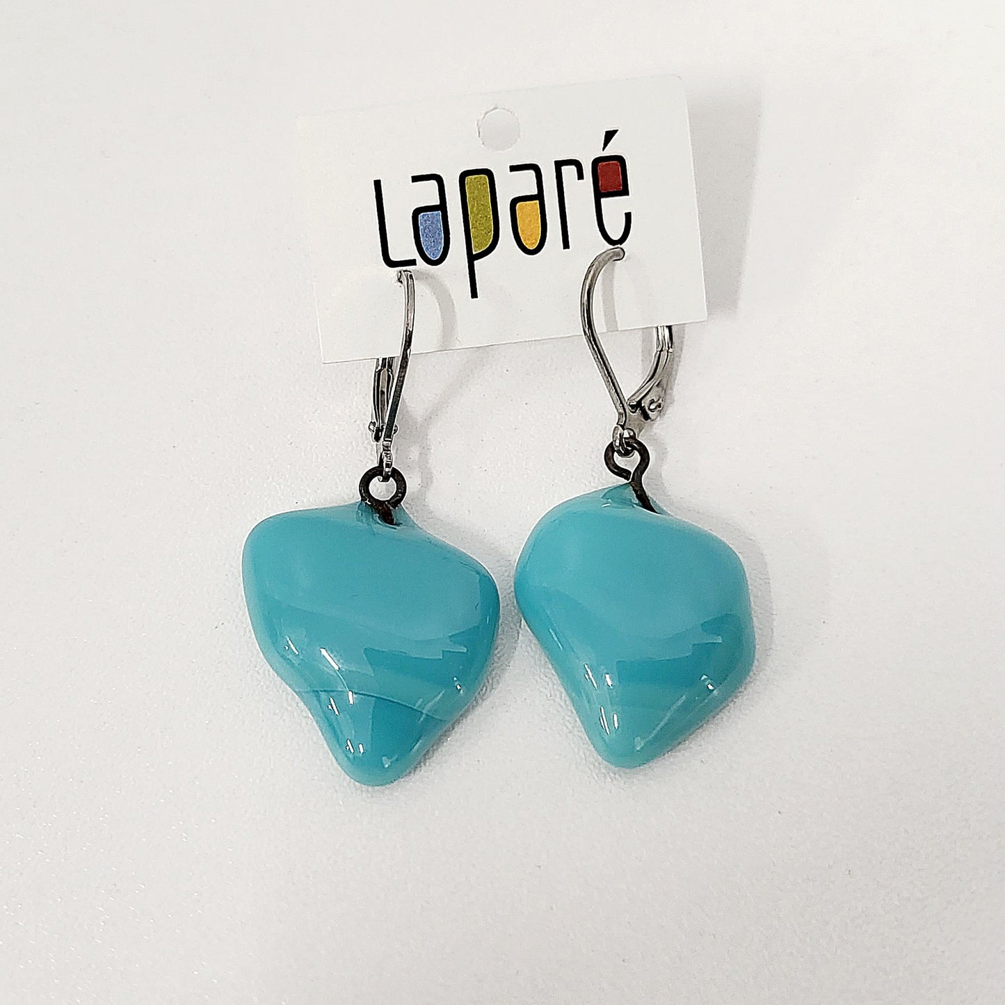 LAP - Boucles d'oreilles en verre fusionné turquoise de forme irrégulière.
