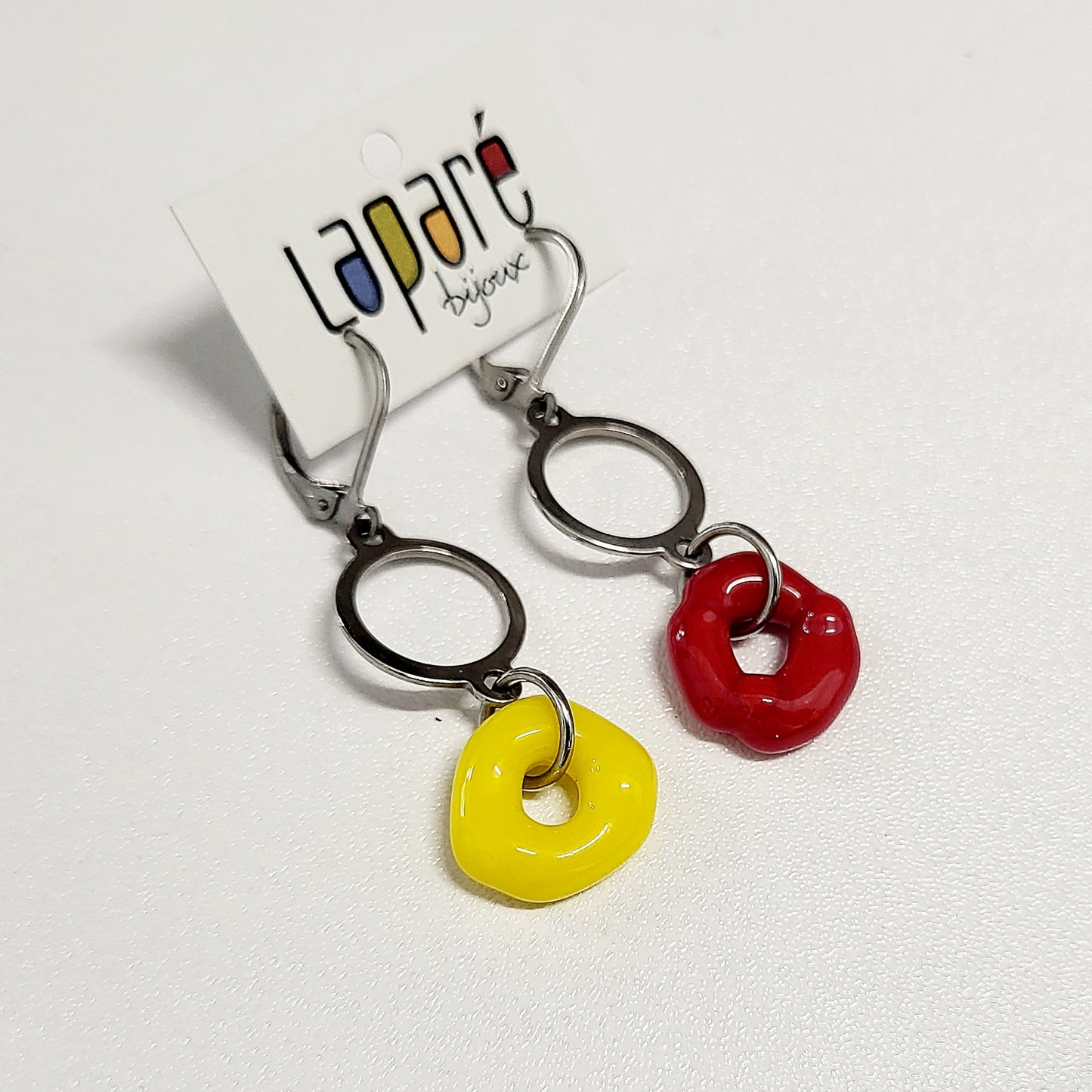 LAP - Boucles d'oreilles en verre fusionné, une rouge et une jaune.