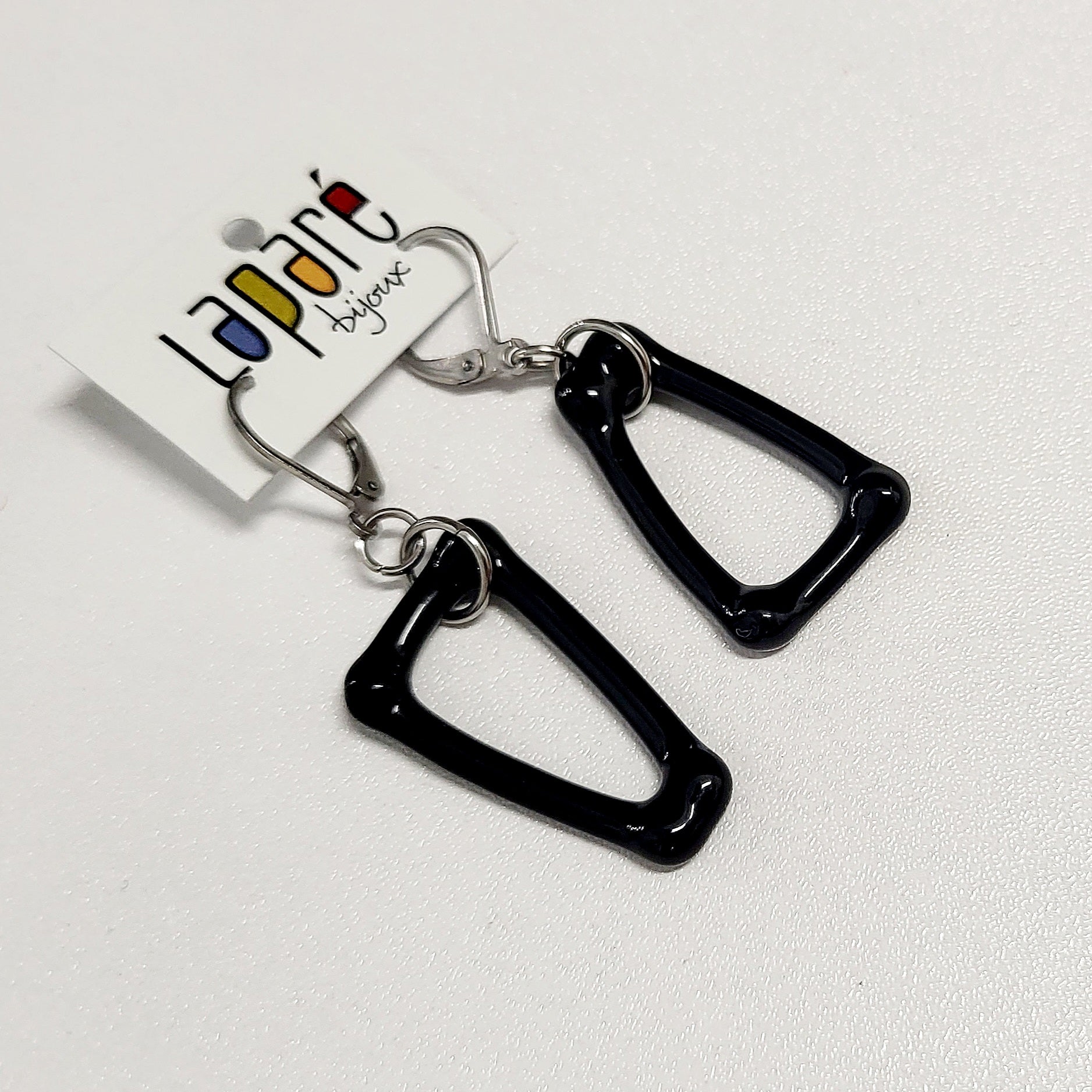 LAP - Boucles d'oreilles géométriques noires en verre fusionné.