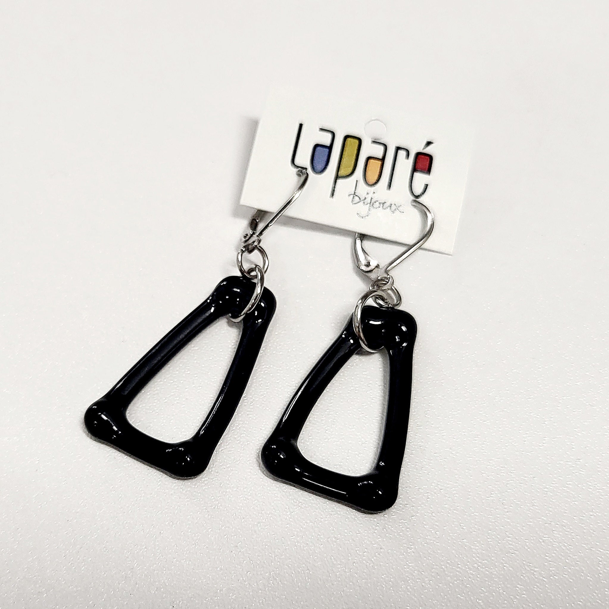LAP - Boucles d'oreilles géométriques noires en verre fusionné.