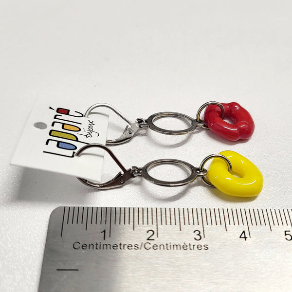 LAP - Boucles d'oreilles en verre fusionné, une rouge et une jaune.