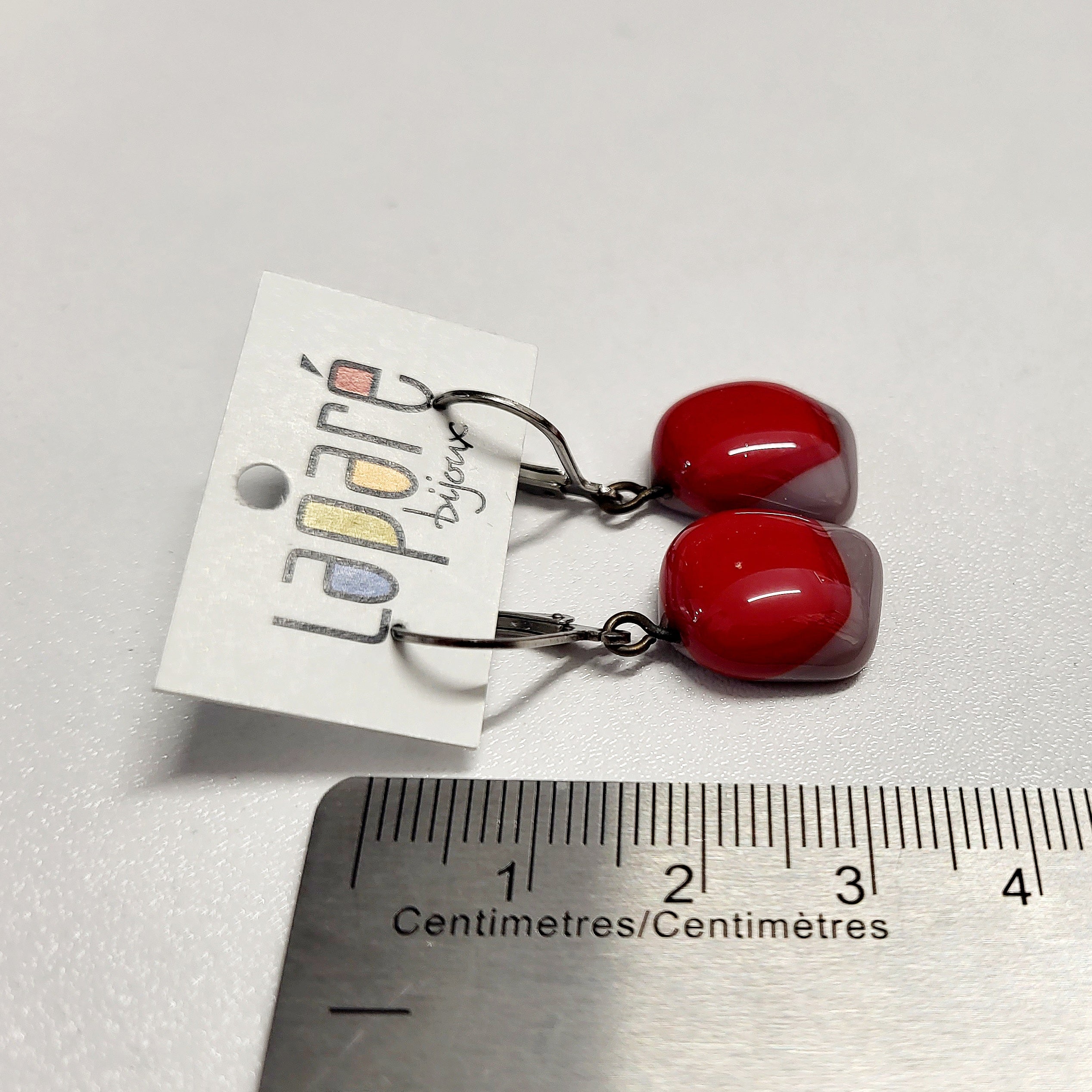 LAP - Boucles d'oreilles en verre fusionné lilas cendré et rouge.