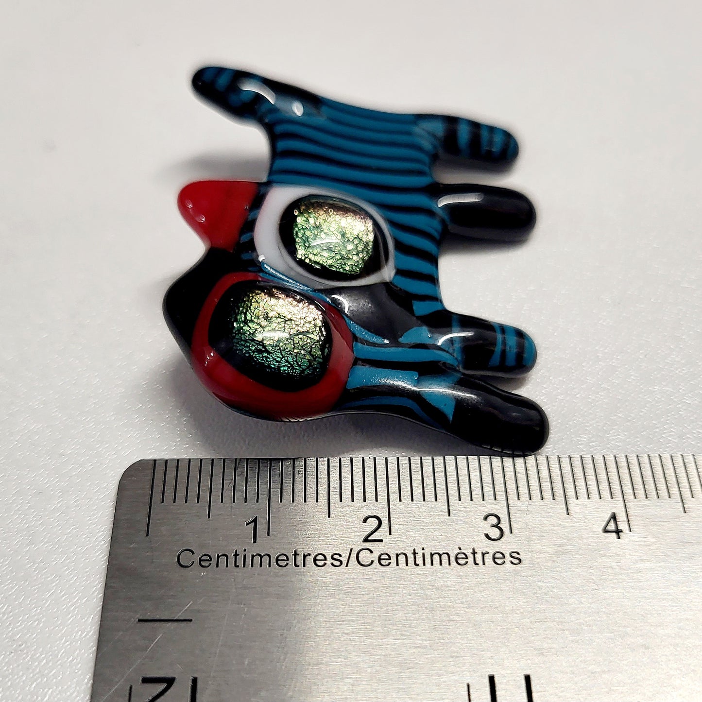 LAP - Striped cat brooch in fused glass, created in Quebec.