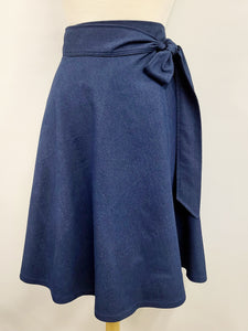 Jupe portefeuille aspect jeans.