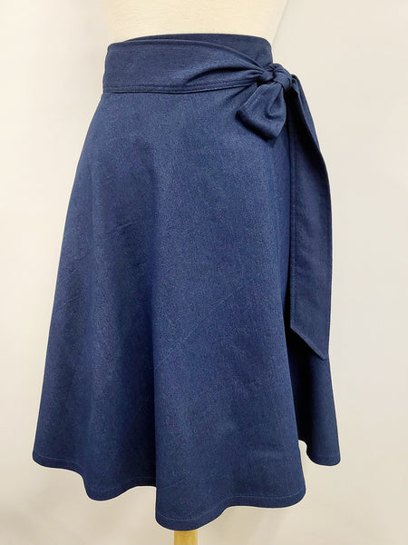 Jupe portefeuille aspect jeans.