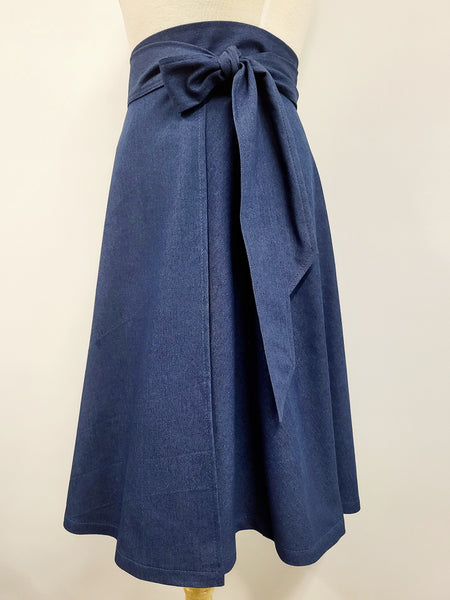 Jupe portefeuille aspect jeans.