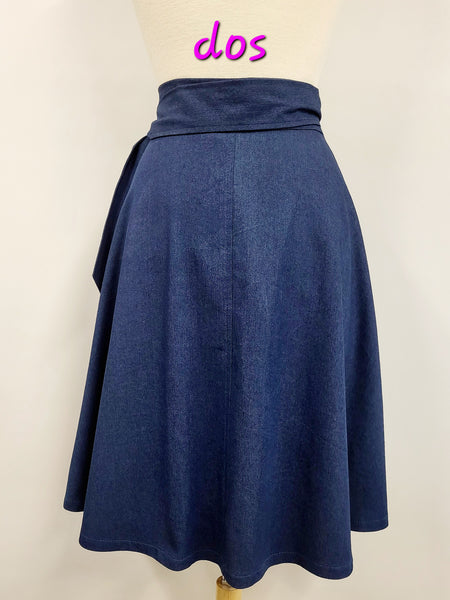Jupe portefeuille aspect jeans.