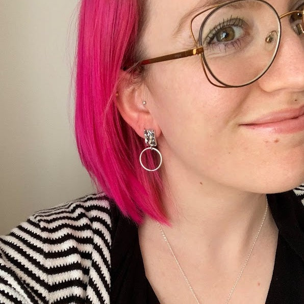 Boucles d'oreilles pendantes avec rectangle texturé et anneau. PRI22-03