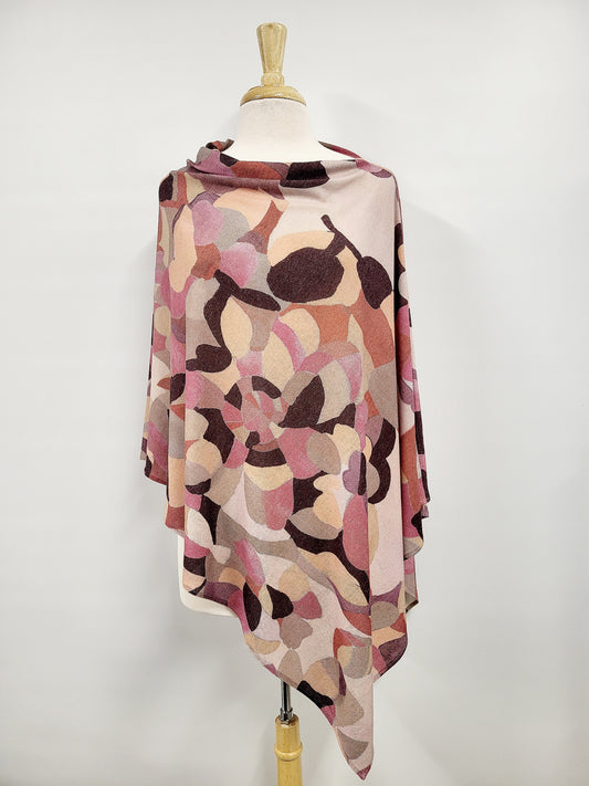 Poncho long asymétrique aux teintes rosées et couleurs terre.