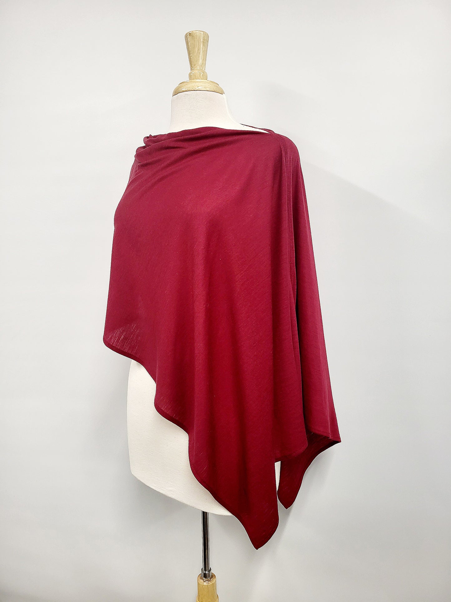 Poncho court en fin tricot de laine