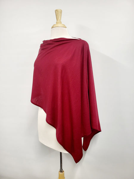 Poncho court en fin tricot de laine