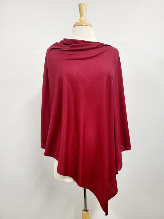 Poncho long asymétrique en fin tricot de laine