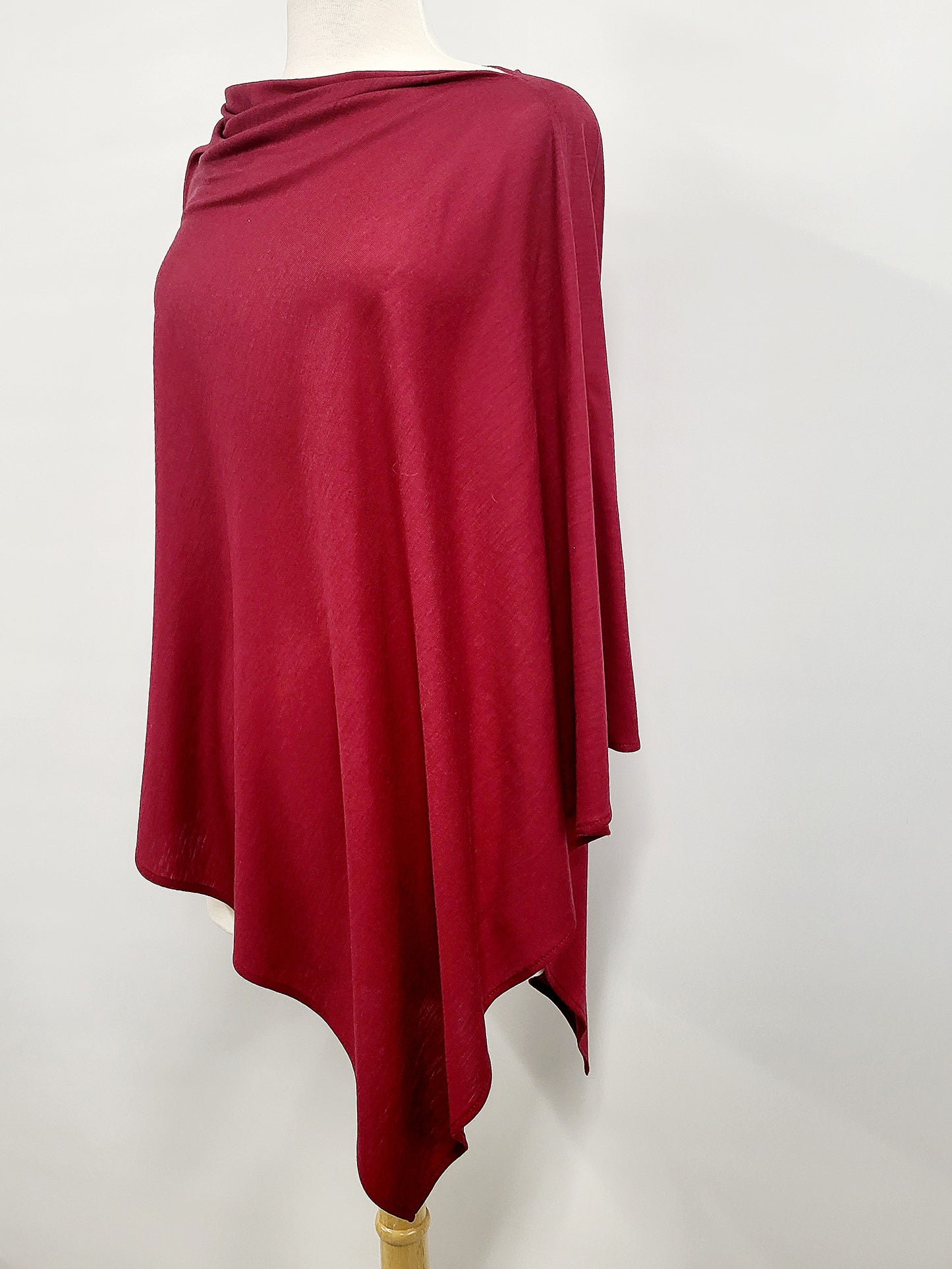 Poncho long asymétrique en fin tricot de laine