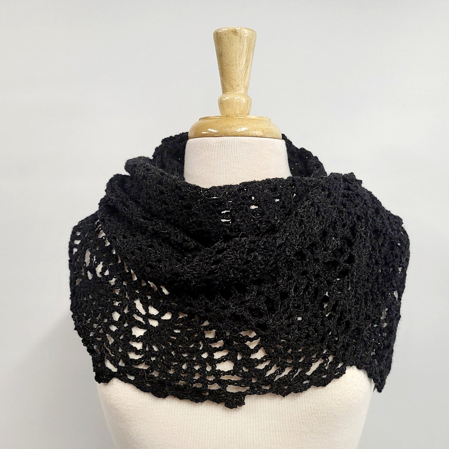 MPA - Châle noir tricoté au crochet