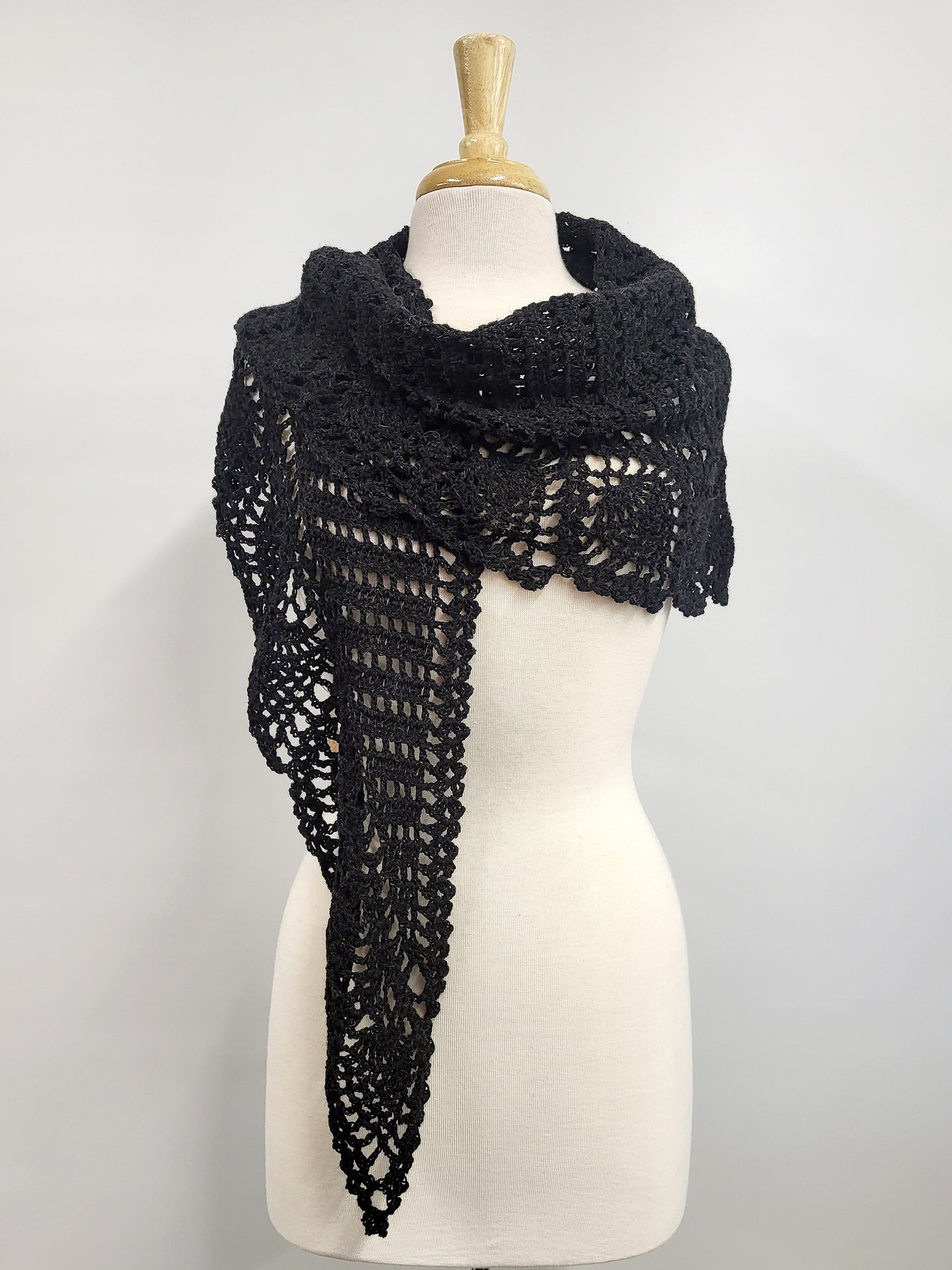 MPA - Châle noir tricoté au crochet
