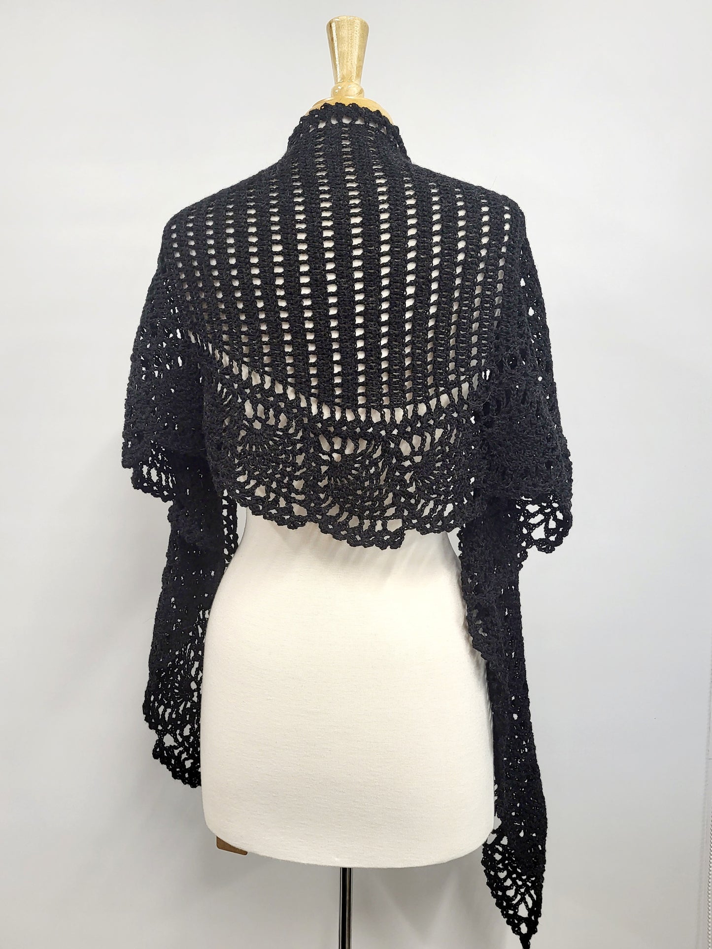 MPA - Châle noir tricoté au crochet