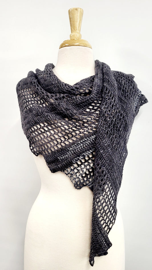 MPA - Châle ''queue de dragon'' tricoté au crochet en tons de gris