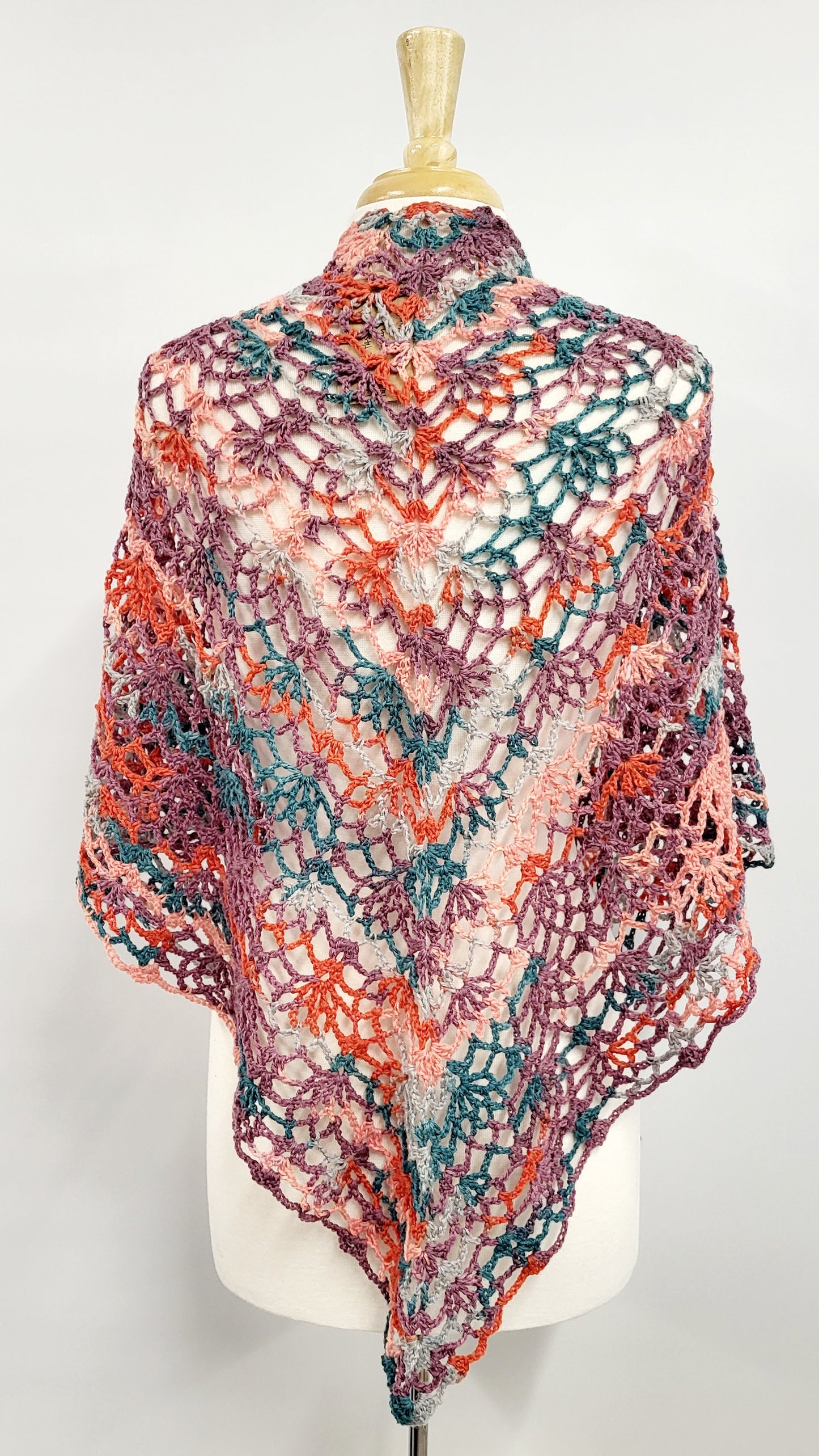 MPA - Châle triangulaire multicolore tricoté au crochet