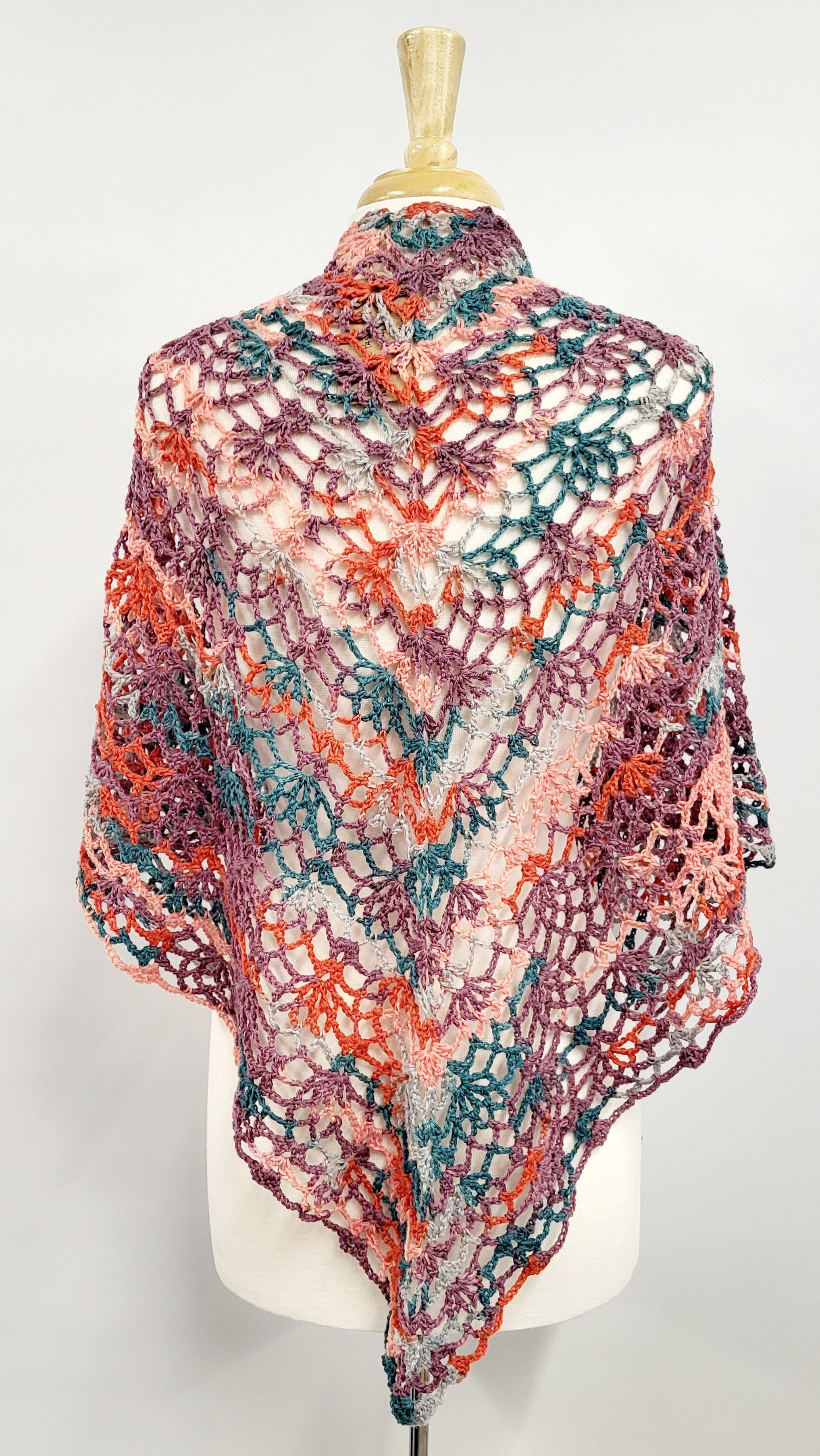 MPA - Châle triangulaire multicolore tricoté au crochet