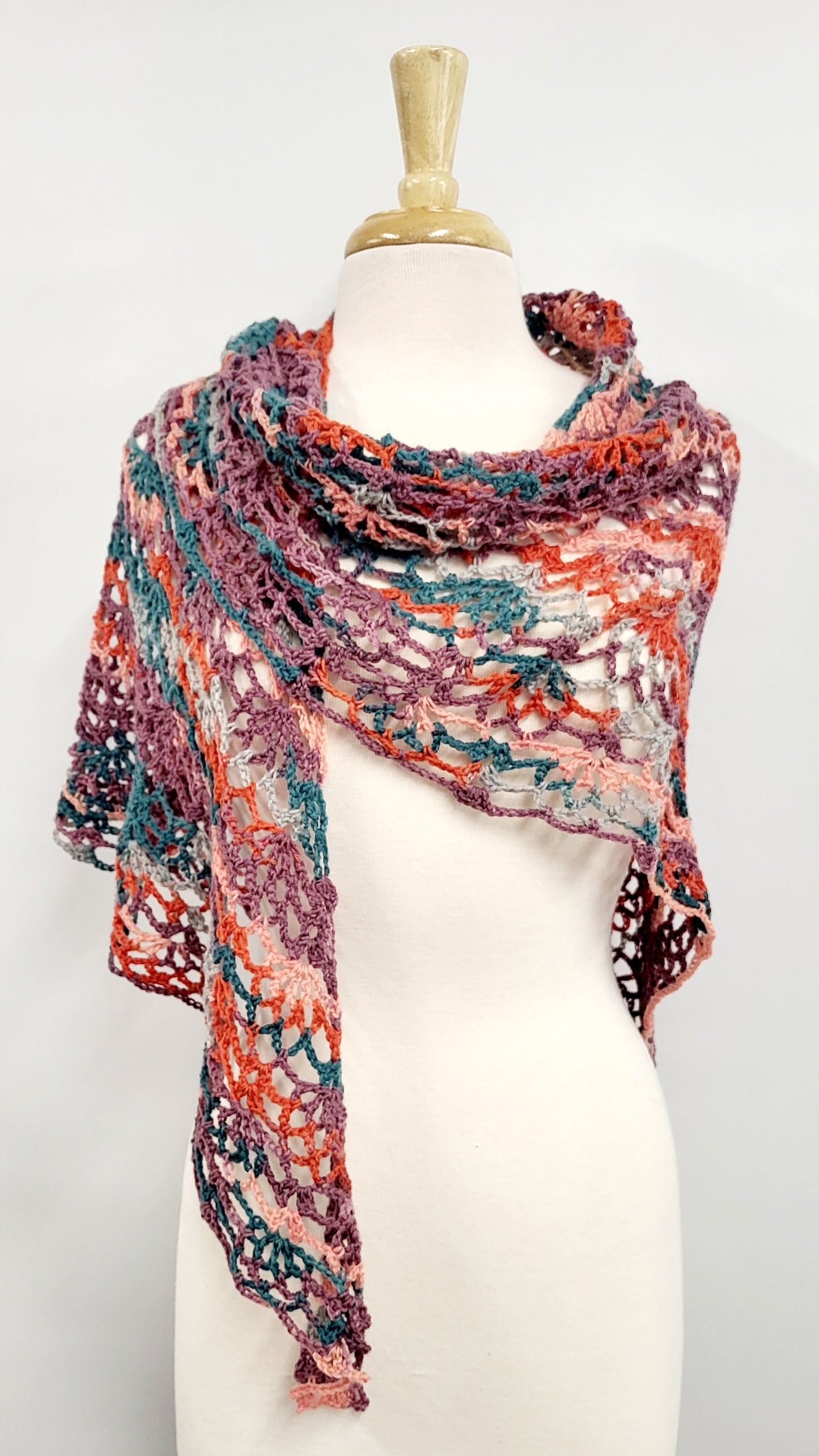 MPA - Châle triangulaire multicolore tricoté au crochet