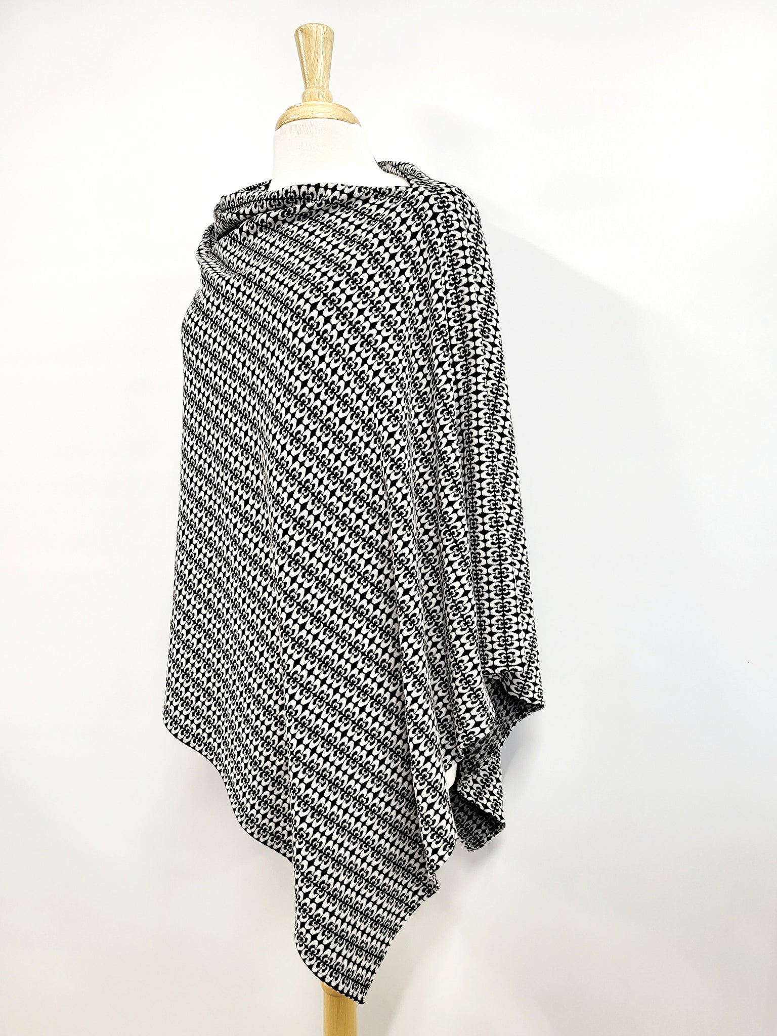Poncho long en tricot à motif blanc et noir.