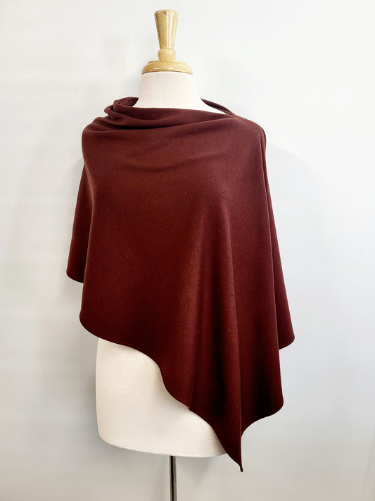 Poncho court en tricot de laine mérinos brun-rouge