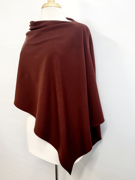 Poncho court en tricot de laine mérinos brun-rouge