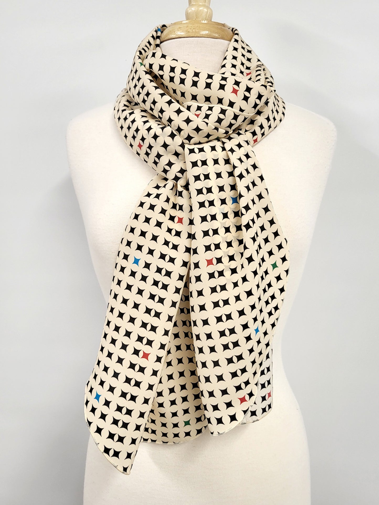 Foulard long en soie, crème et noir avec petites touches de couleurs