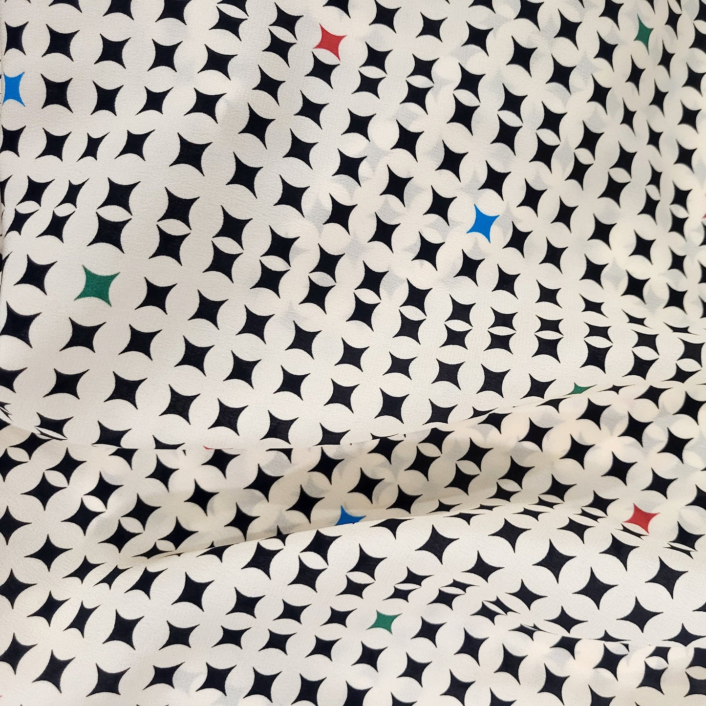 Foulard long en soie, crème et noir avec petites touches de couleurs