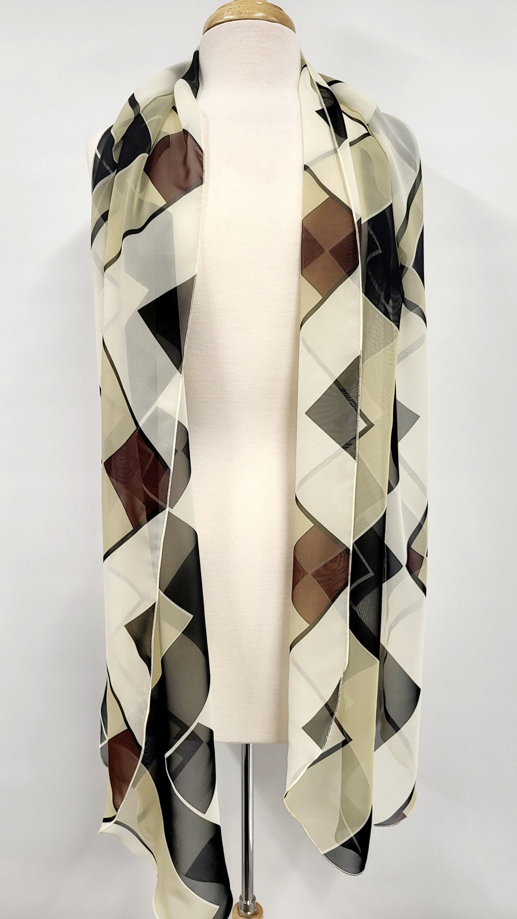 Foulard long et léger aux motifs géométriques en tons de terre et de noir