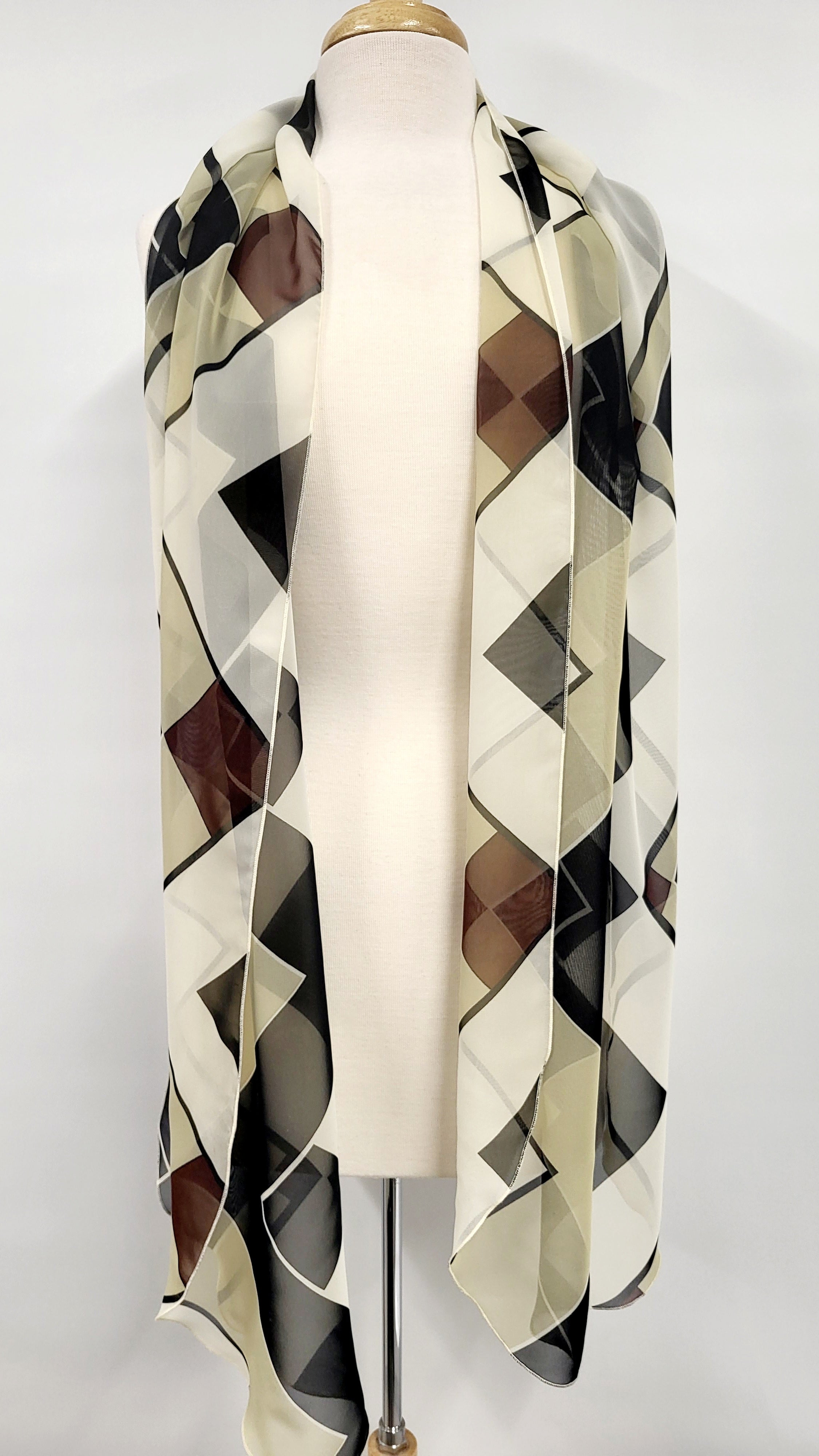 Foulard long et léger aux motifs géométriques en tons de terre et de noir