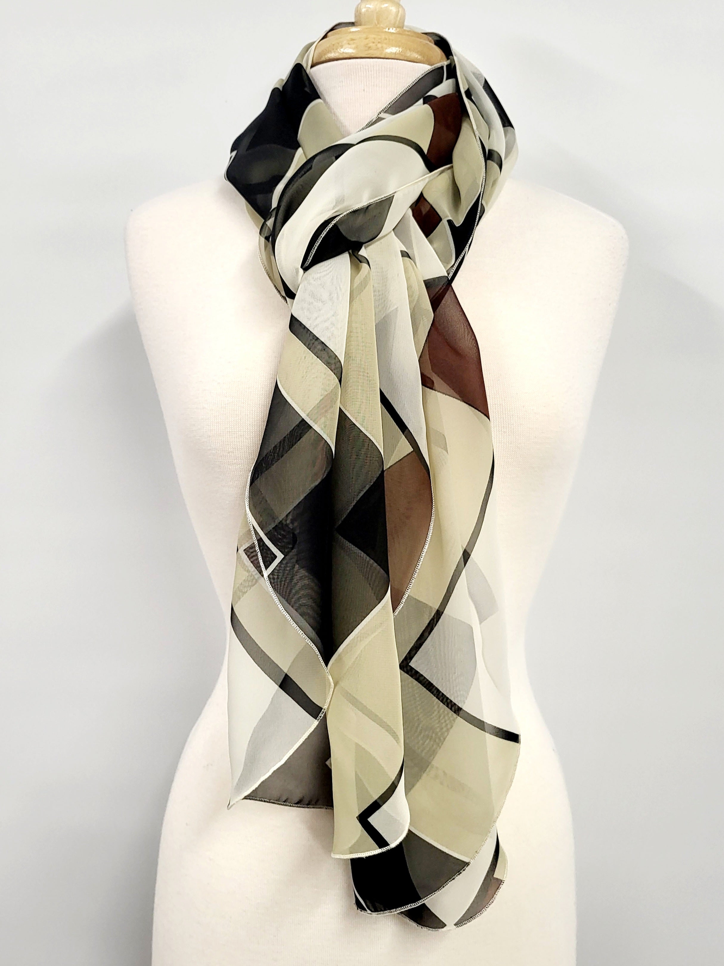 Foulard long et léger aux motifs géométriques en tons de terre et de noir