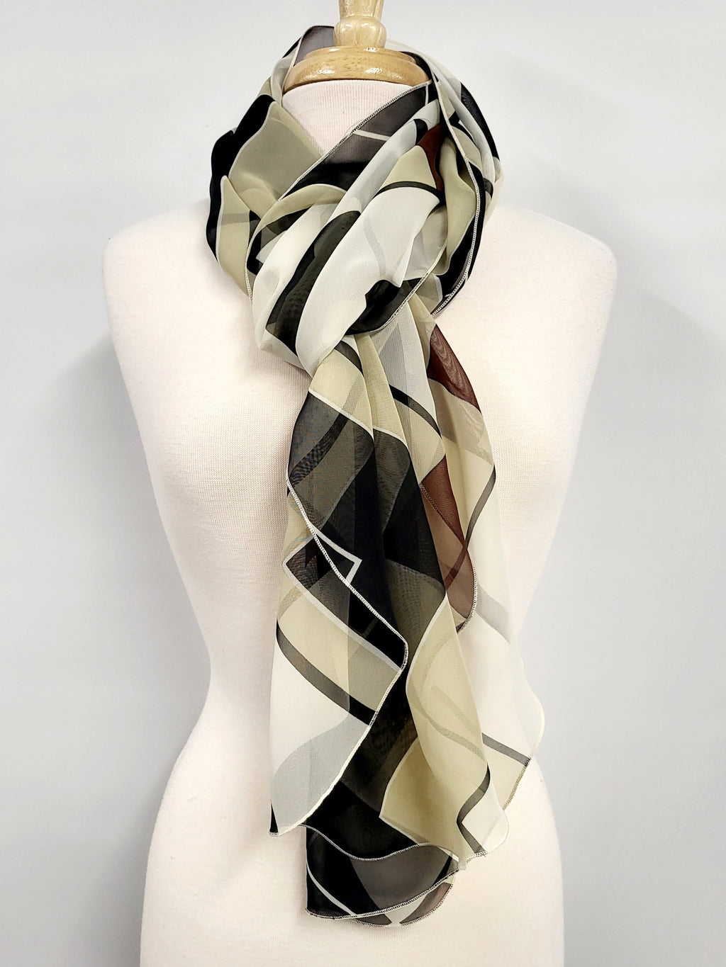 Foulard long et léger aux motifs géométriques en tons de terre et de noir