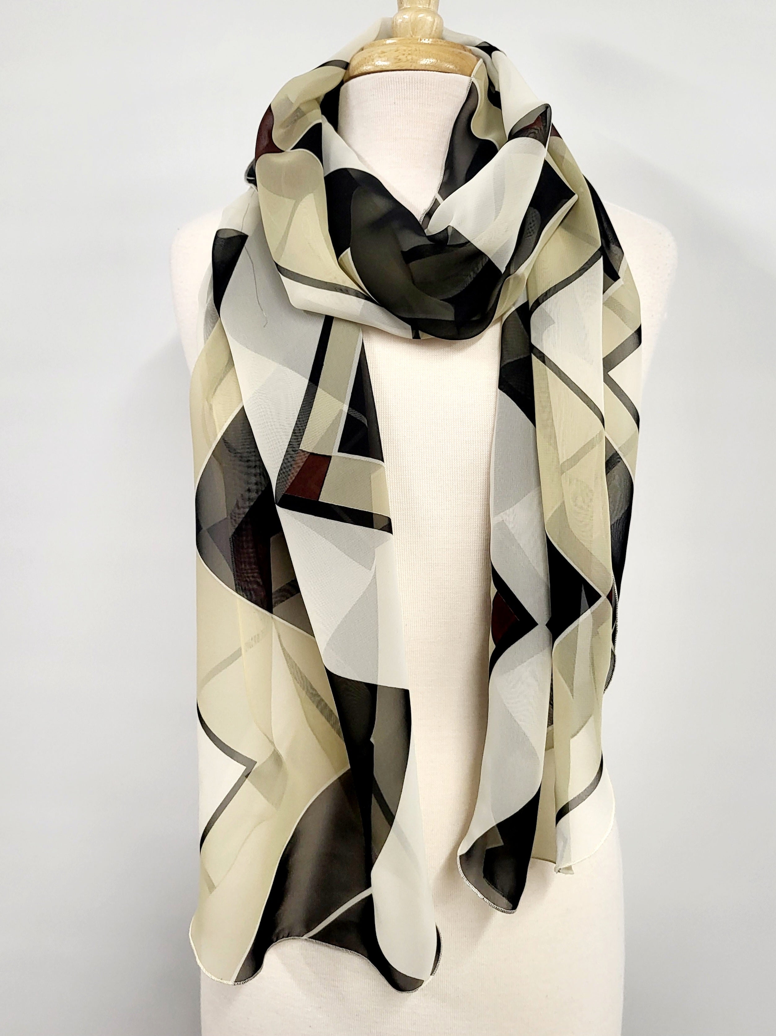 Foulard long et léger aux motifs géométriques en tons de terre et de noir
