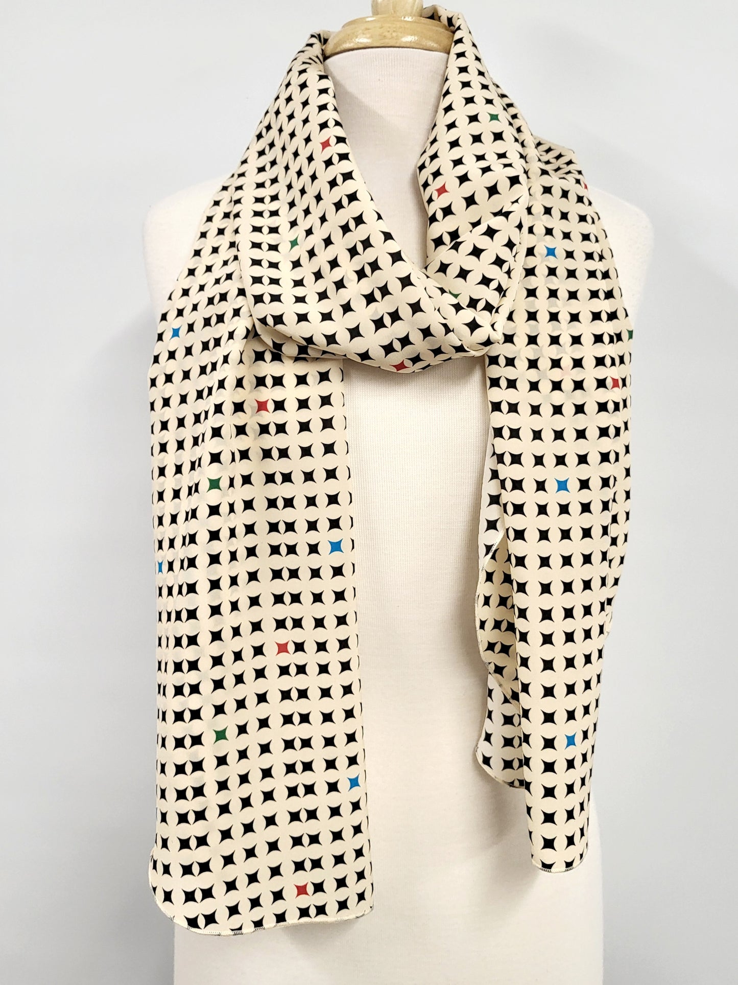 Foulard long en soie, crème et noir avec petites touches de couleurs
