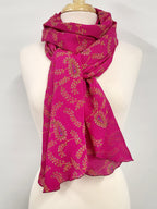 Foulard long en soie fushia imprimée ''paisley''
