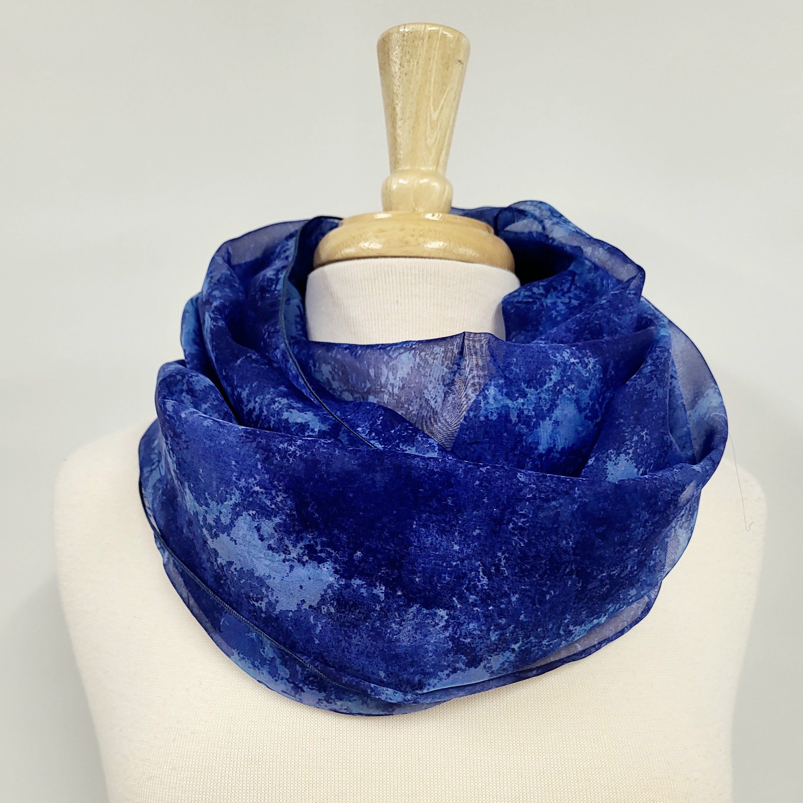 Foulard circulaire léger en tons de bleu.
