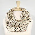 Foulard circulaire en soie, crème et noir avec petites touches de couleurs.